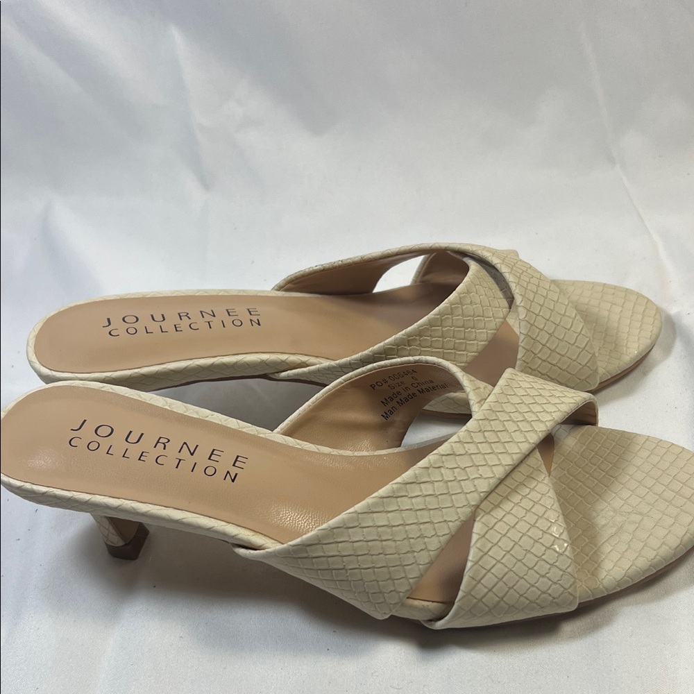 Journee Collection Women's Beige Textured Heels